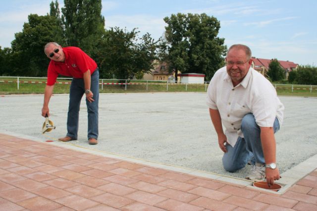 Abnhame durch Peter Koschinska (Firma polytan) und Rolf Kappler von Blau-Wei Bad Ksen (Firma Krunig Grnanlagenbau).